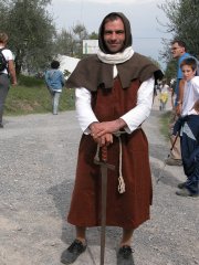 Un figurante, armato di spada,
sulla strada per il borgo di Coiano
(13797 bytes)
